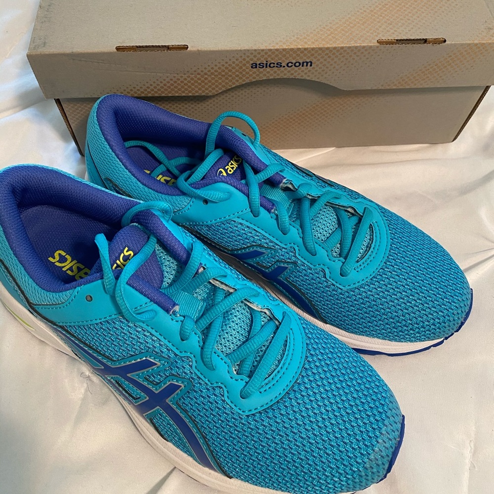 ASICS Gel Big kid shoes, size 7. New!
